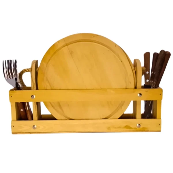 Cajón con platos de madera y cubiertos